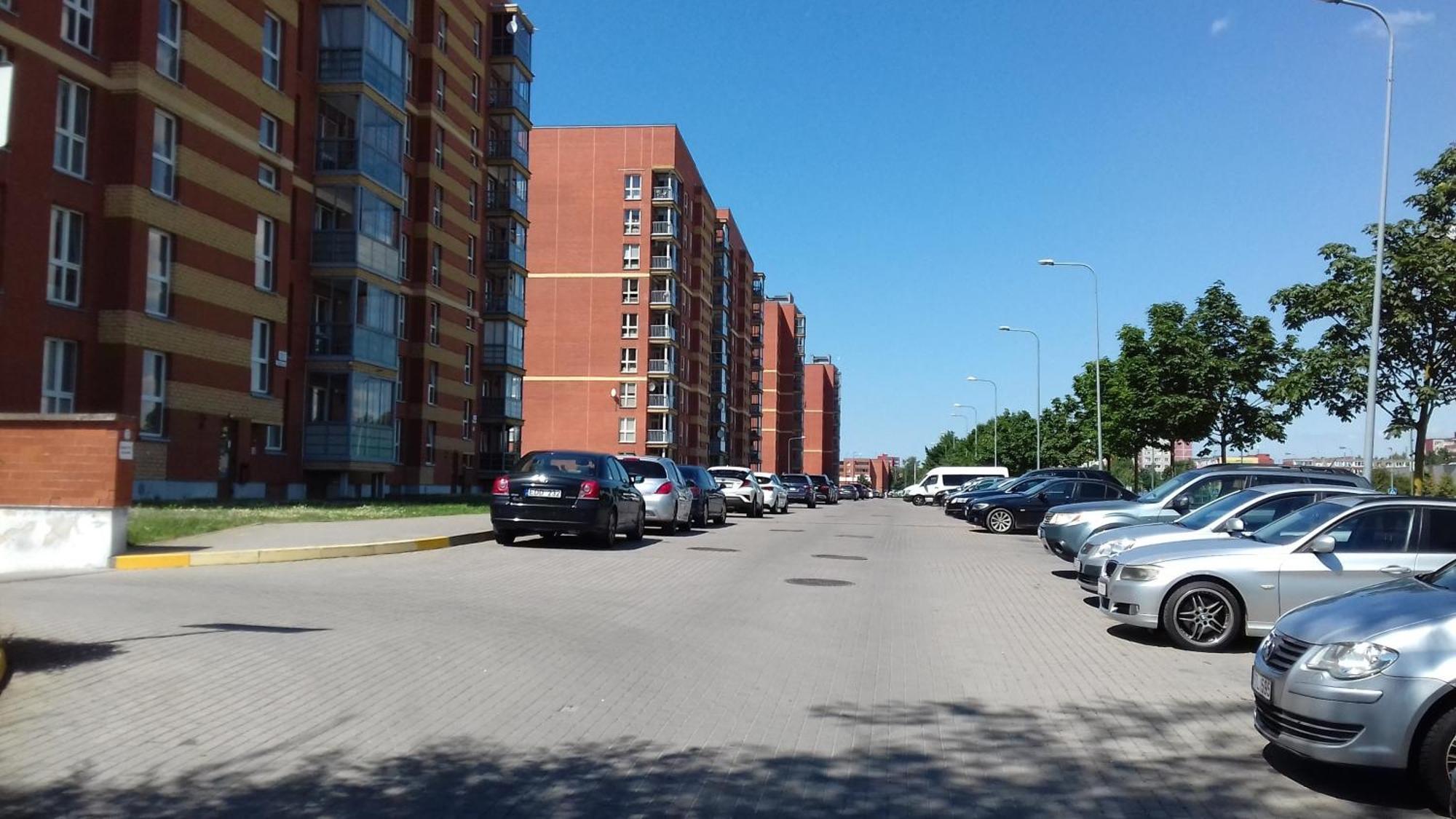 On Avenue Taikos 120 C *